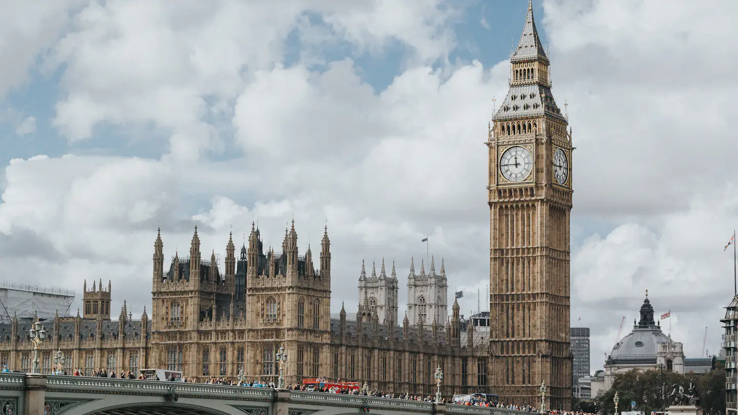 Londra'da Big Ben saat kulesi ve Westminster Sarayı