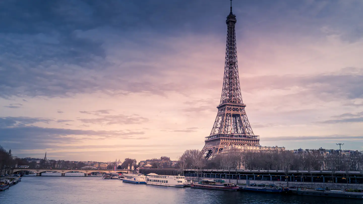 Paris'te Eyfel Kulesi