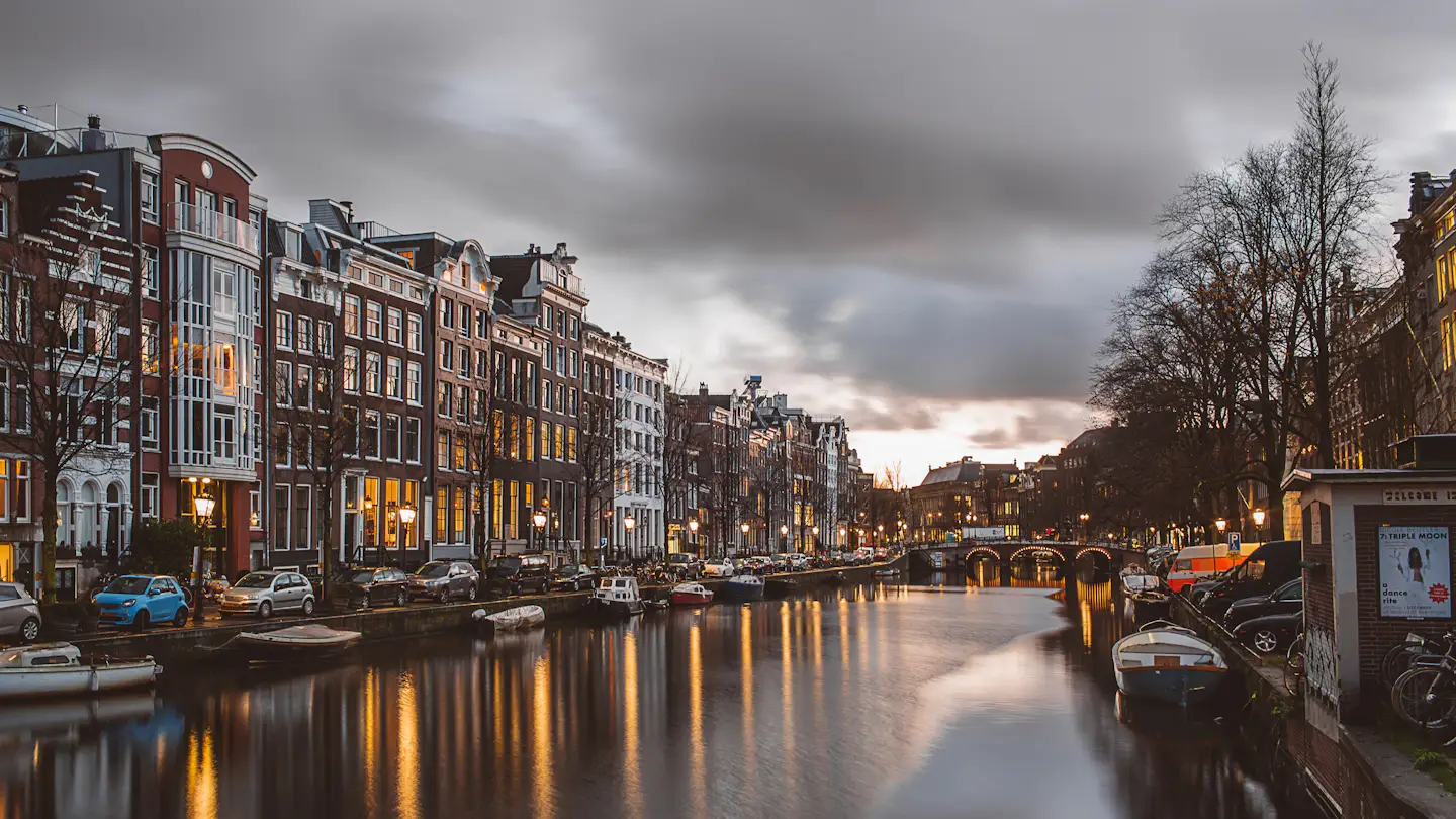 Amsterdam'da kanal kenarındaki tarihî evler