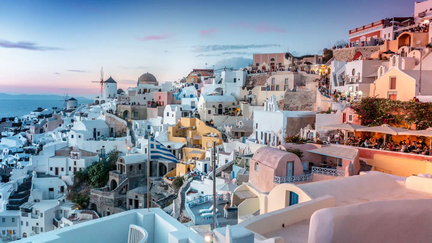 Santorini'de beyaz evler ve mavi kubbeler